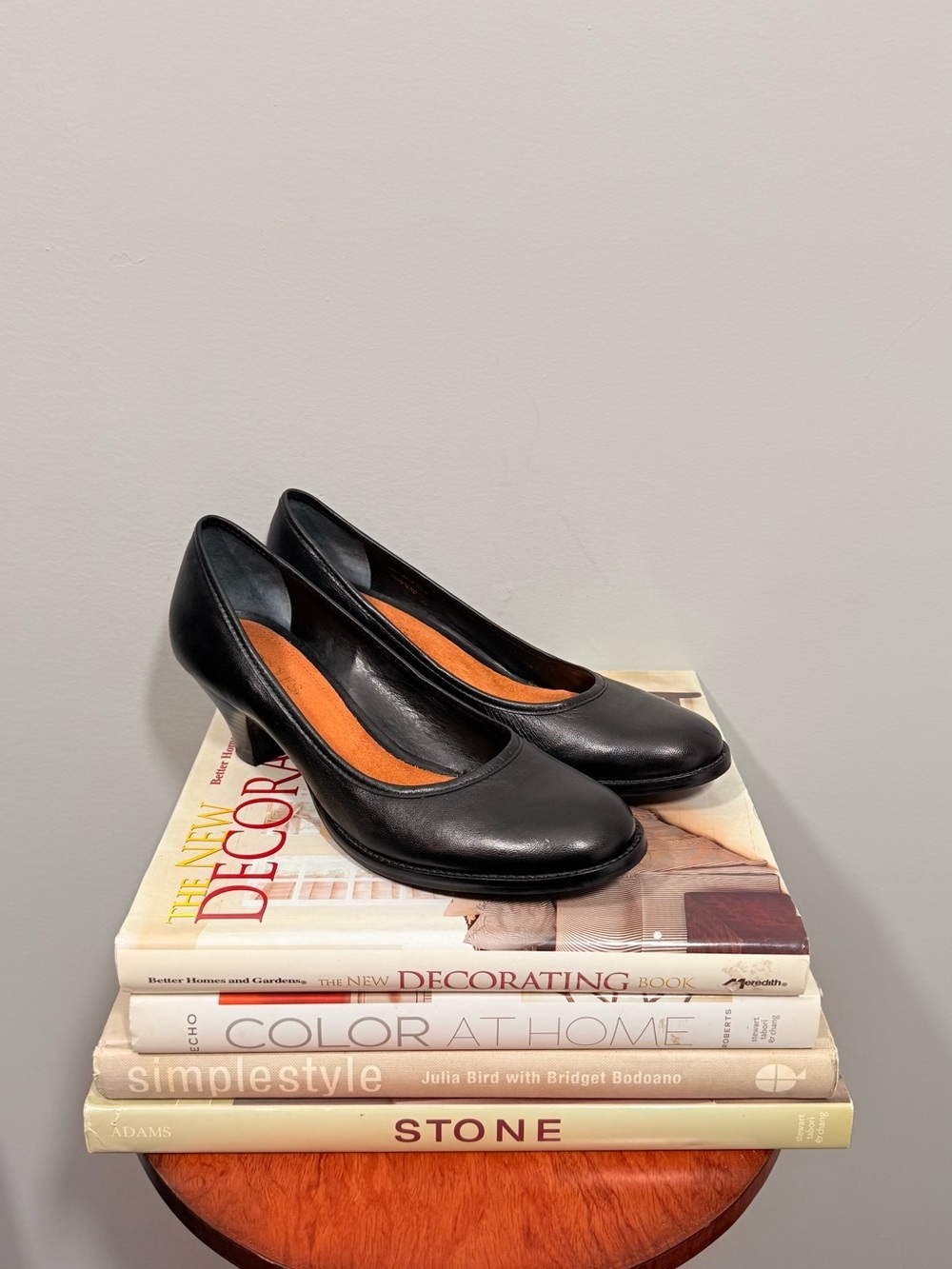 AEROSOLES Women's Black Leather Mid-Heel Pumps